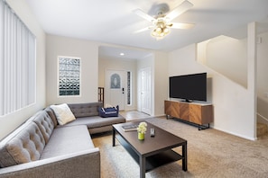 Smart TV, fireplace - Walk to Dining, Mission + Pacific Beach, and Bars/Nightlife | Private Backyard (San Diego)