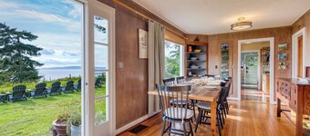 Maxwelton Aerie | Bluffside Retreat w/ Sweeping Puget Sound Views + Firepit