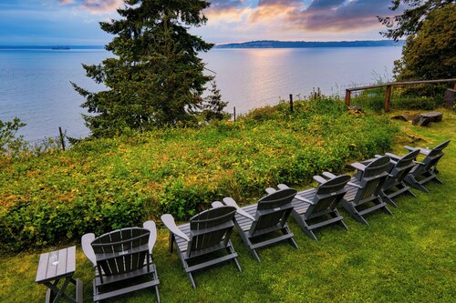 Maxwelton Aerie | Bluffside Retreat w/ Sweeping Puget Sound Views + Firepit