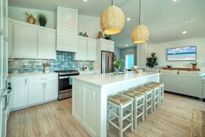 Kylskåp, mikrovågsugn, ugn och spishäll