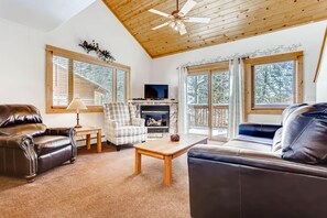 콘도, 침대(여러 개) (Apartment) | 거실 공간