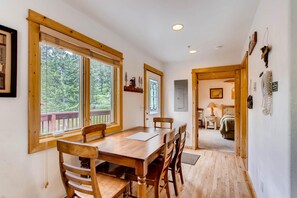 콘도, 침대(여러 개) (Apartment) | 다이닝