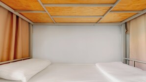 Una cama litera con techo de madera y barandillas de metal.