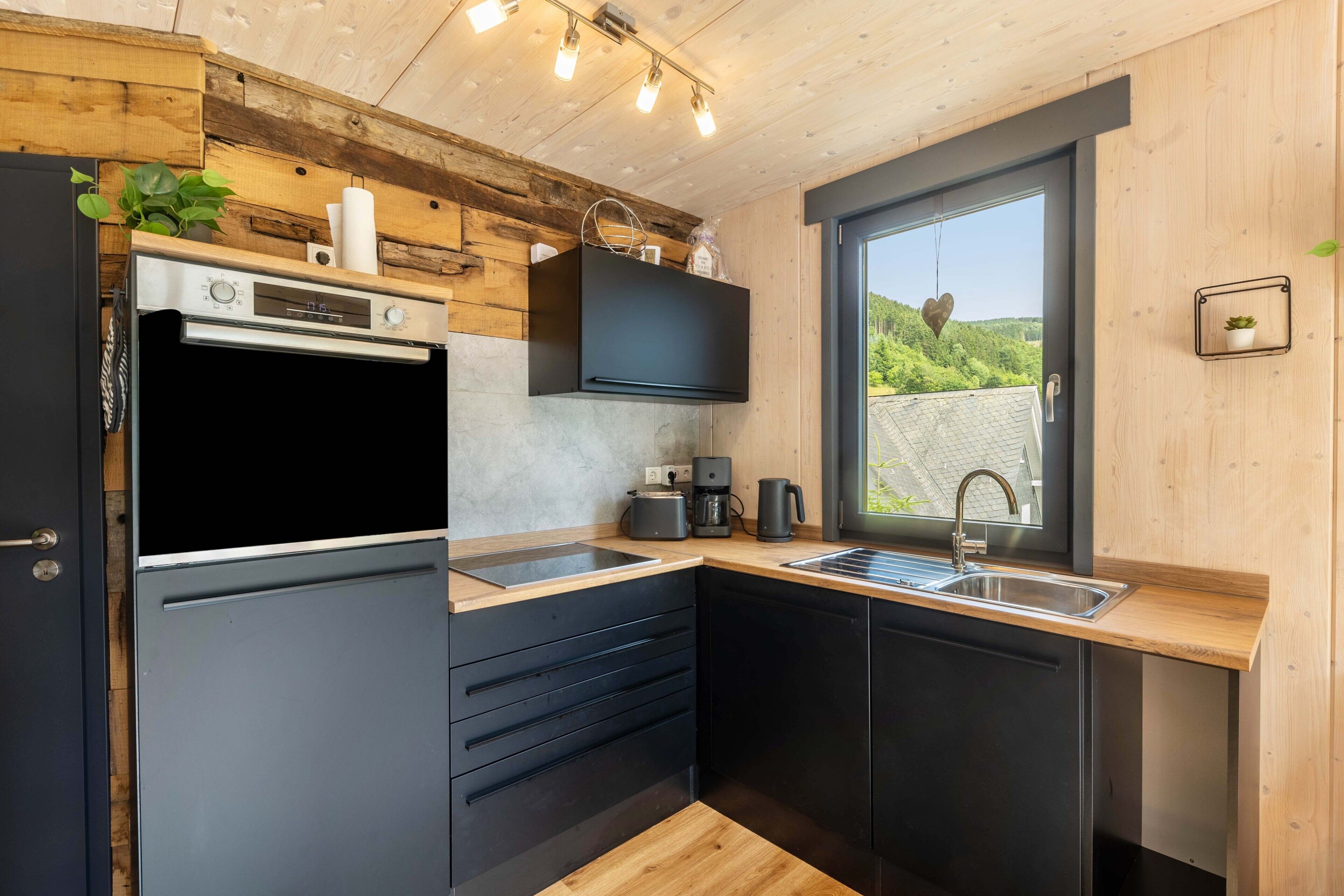 Kylskåp, mikrovågsugn, ugn och spishäll