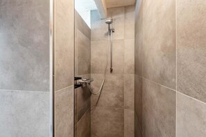 Shower, hair dryer, towels - Holiday Home 'Traumblick' with Mountain View, Private Terrace and Wi-Fi (Lennestadt)