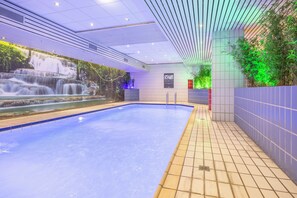 Piscina coperta, una piscina riscaldata