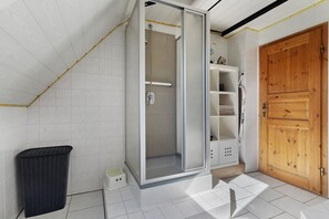Ducha, secador de pelo, toallas