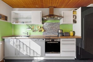 Fridge, oven, stovetop, dishwasher