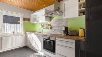 Een koelkast, een oven, een kookplaat, een vaatwasser