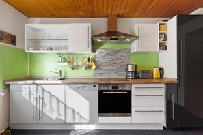 Frigorifero, forno, piano cottura, lavastoviglie