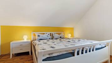 3 bedrooms, iron/ironing board, free WiFi, bed sheets