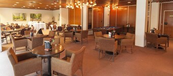 Tranquil Stay! Indoor Pool with Free Parking, Close to Africa Museum!