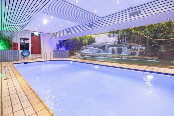 Piscina coperta, una piscina riscaldata
