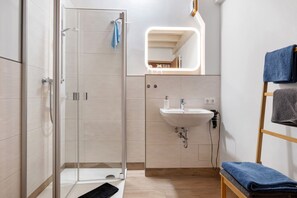 Chuveiro, secador de cabelo, toalhas de banho 