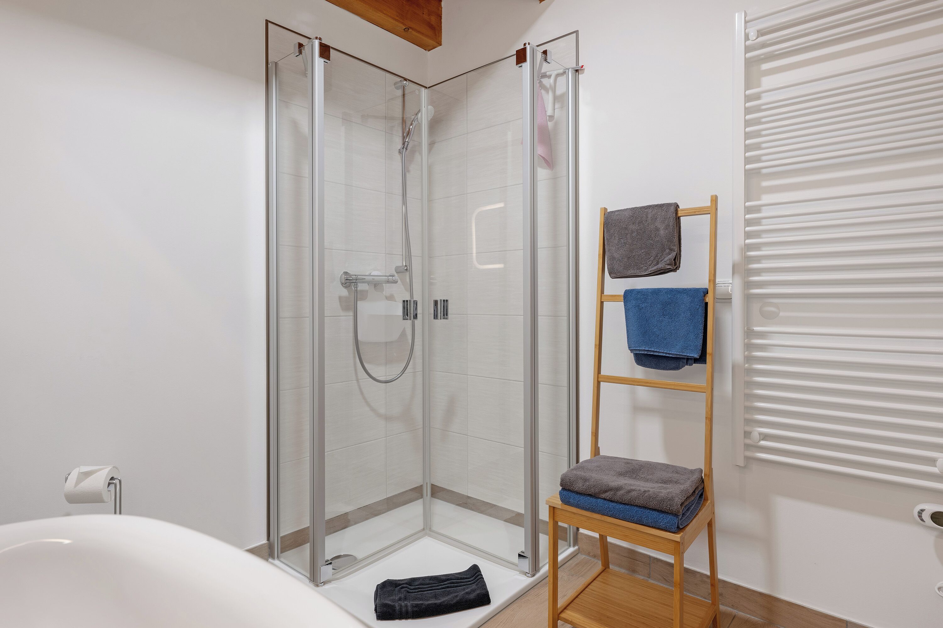 Douche, sèche-cheveux, serviettes fournies