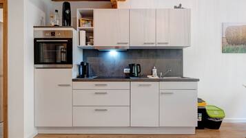 Frigorífico, horno, placa de cocina y lavavajillas