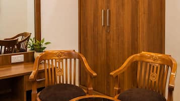 Deluxe-Studiosuite, Stadtblick | Zimmersafe, schallisolierte Zimmer, kostenloses WLAN, Bettwäsche