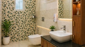 Executive dubbelrum - utsikt mot staden | Badrum | Dusch, regndusch, gratis toalettartiklar och badrockar för barn