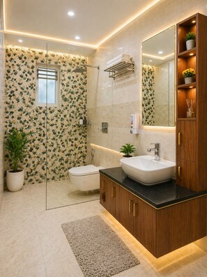 Executive tweepersoonskamer, uitzicht op de stad | Badkamer | Een douche, een regendouche, gratis toiletartikelen, kinderbadjassen