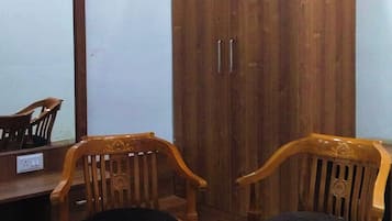 Deluxe Studio Suite, City View | In-room dining