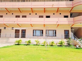 In-room safe, soundproofing, free WiFi, bed sheets