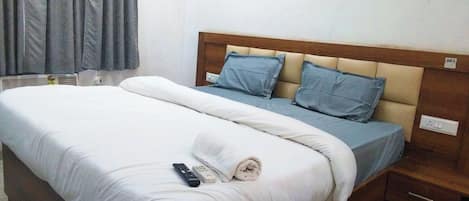 In-room safe, soundproofing, free WiFi, bed sheets