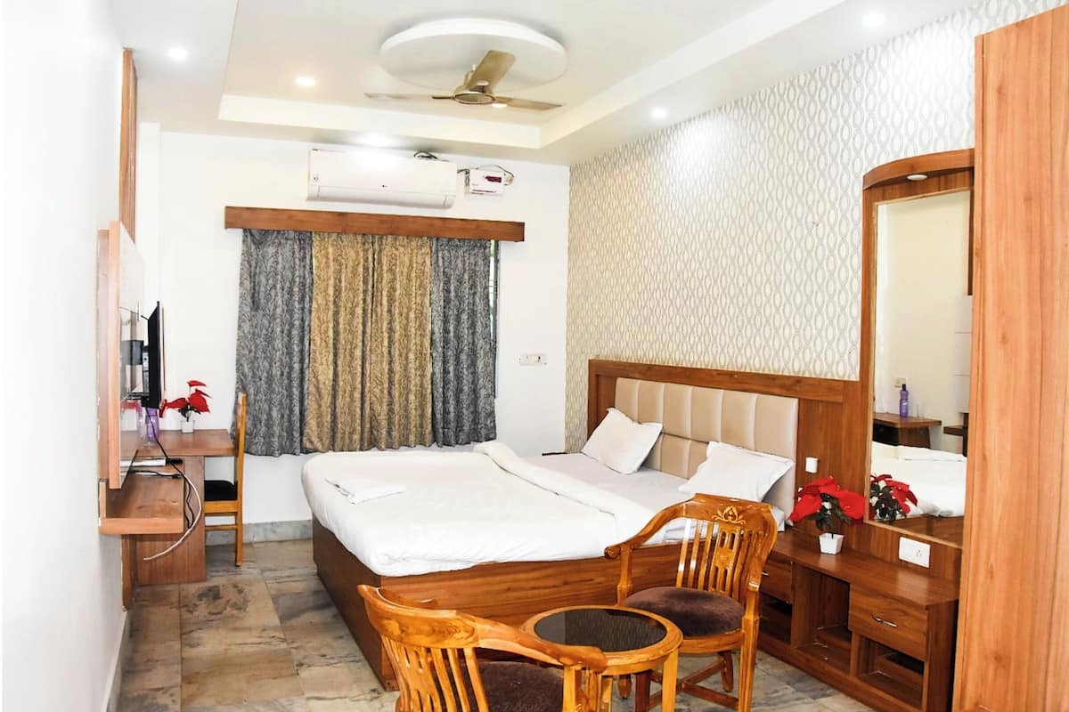 In-room safe, soundproofing, free WiFi, bed sheets