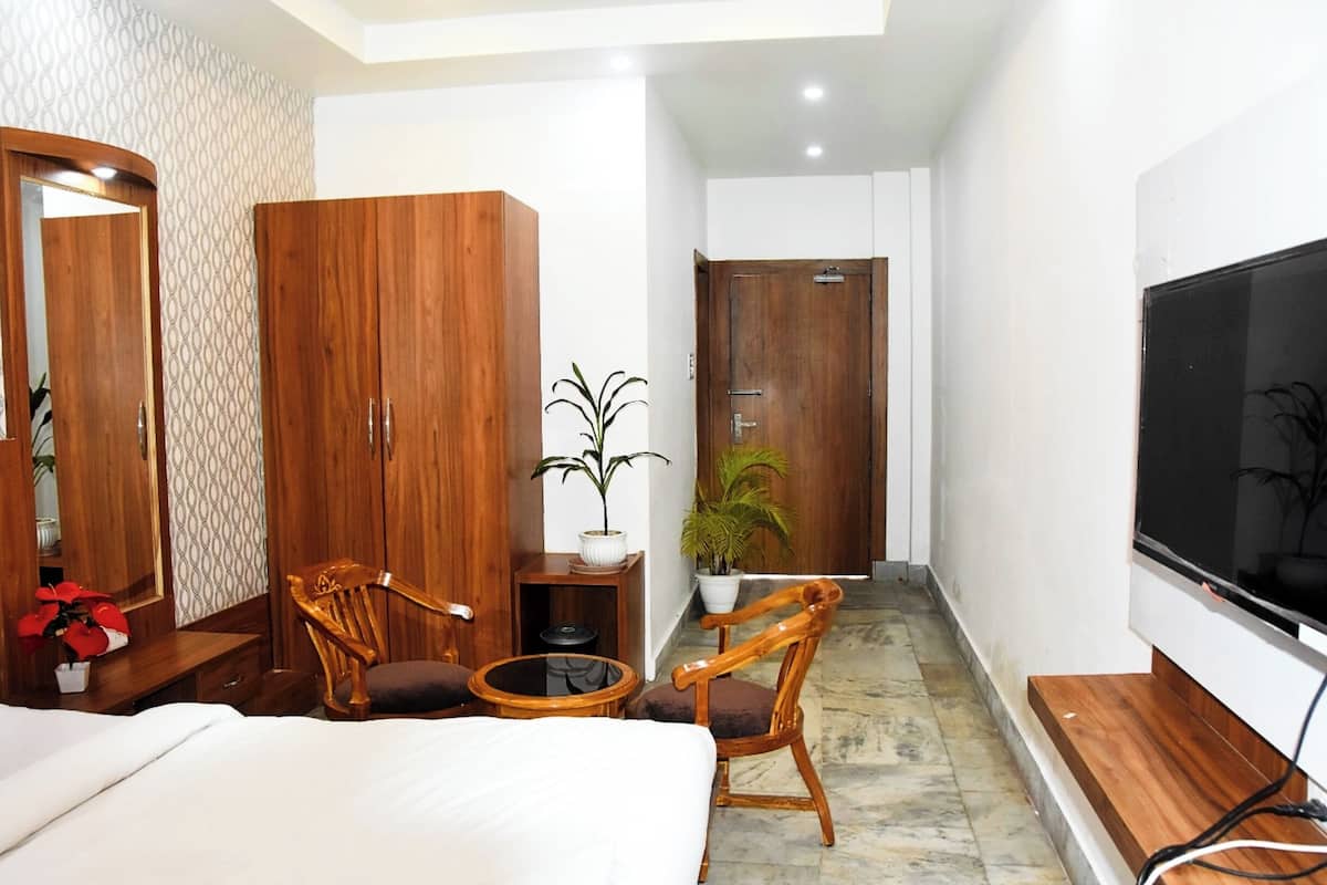Deluxe Studio Suite, City View | In-room safe, soundproofing, free WiFi, bed sheets