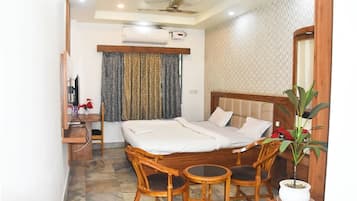 خزنة داخل الغرفة وتجهيزات عازلة للصوت وواي فاي مجانًا وملاءات أسرّة