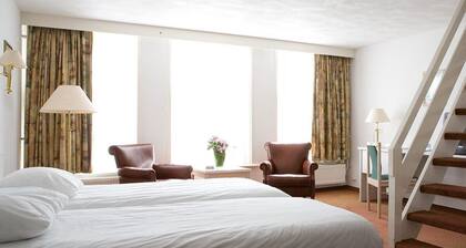 Minutes from the Lake, Dunes, and Coastal Walks! Free Breakfast, Parking!