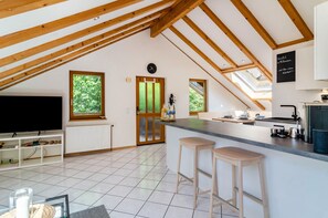 Kjøleskap, ovn, kokeplater og oppvaskmaskin