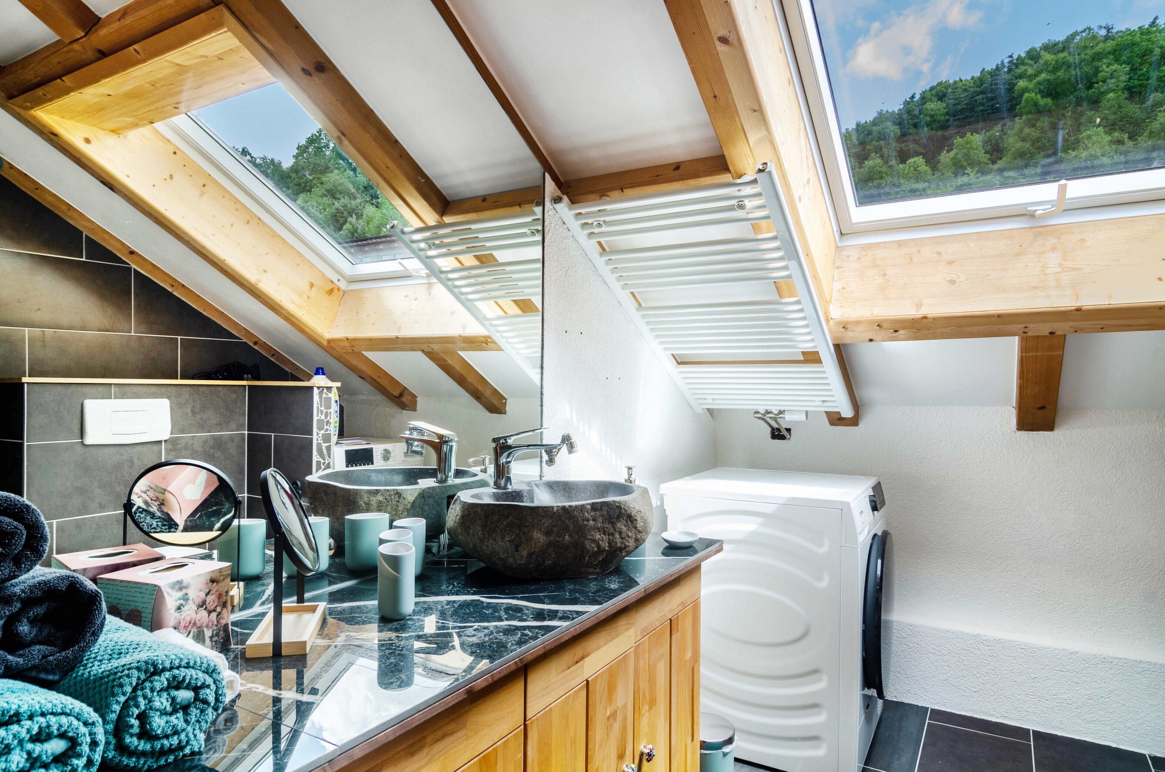 Douche, sèche-cheveux, serviettes fournies