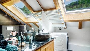 Douche, sĂšche-cheveux, serviettes fournies