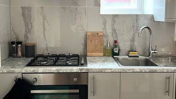 Een magnetron, een oven, een koffiezetapparaat/waterkoker