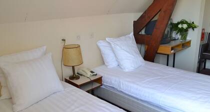Short Drive to Beach! Free Breakfast and Parking, Close to Brielse Meer!