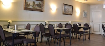 Short Drive to Beach! Free Breakfast and Parking, Close to Brielse Meer!