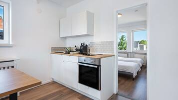 Kühlschrank, Ofen, Herdplatte, Wasserkocher mit Kaffee-/Teezubehör