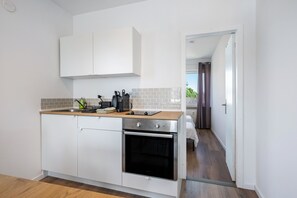 Fridge, oven, stovetop, coffee/tea maker