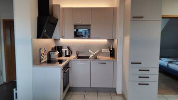 Kühlschrank, Mikrowelle, Ofen, Herdplatte