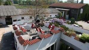 A rooftop patio with outdoor seating and a wood-fired oven. - Apartment '4' with Lake View, Shared Terrace and Wi-Fi (Lindau am Bodensee)