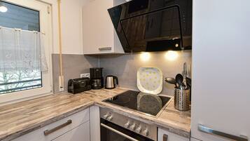 Frigorifero, microonde, forno, piano cottura