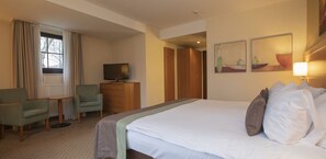1 habitación, tabla de planchar con plancha, wifi gratis y ropa de cama