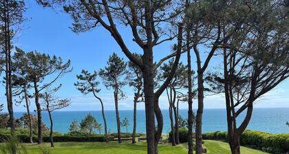 Grote Bretonse villa op droomlocatie direct aan zee, aan een doodlopende weg.