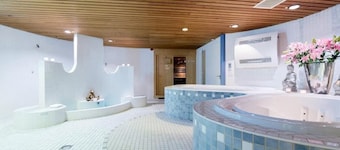 Serene Escape Perfect for Family Adventures Near The Mondriaan House