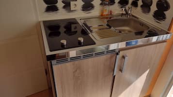 Fridge, stovetop, electric kettle, cookware/dishes/utensils