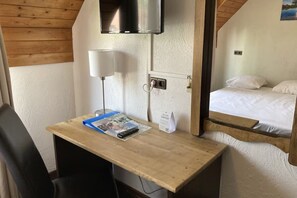 1 chambre, fer et planche Ă repasser, Wi-Fi gratuit, draps fournis