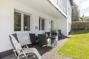 A patio with outdoor furniture, a table, and chairs. - Apartment 'Rastplatz' with Mountain View, Private Terrace and Wi-Fi (Schmallenberg)