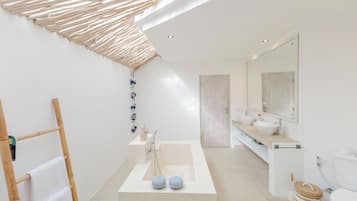 Villa familiar, vistas al jardín | Baño | Artículos de higiene personal gratuitos, jabón, champú y papel higiénico