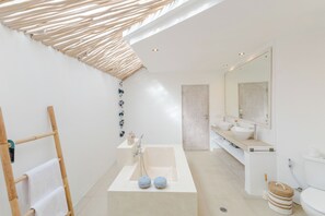Family Villa, Garden View | Bathroom | Free toiletries, soap, shampoo, toilet paper - Villa Cocodrilos 2 by Pertama Stay (Seminyak)