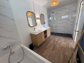 Bruser, hårtørrer, håndklæder, Toiletpapir